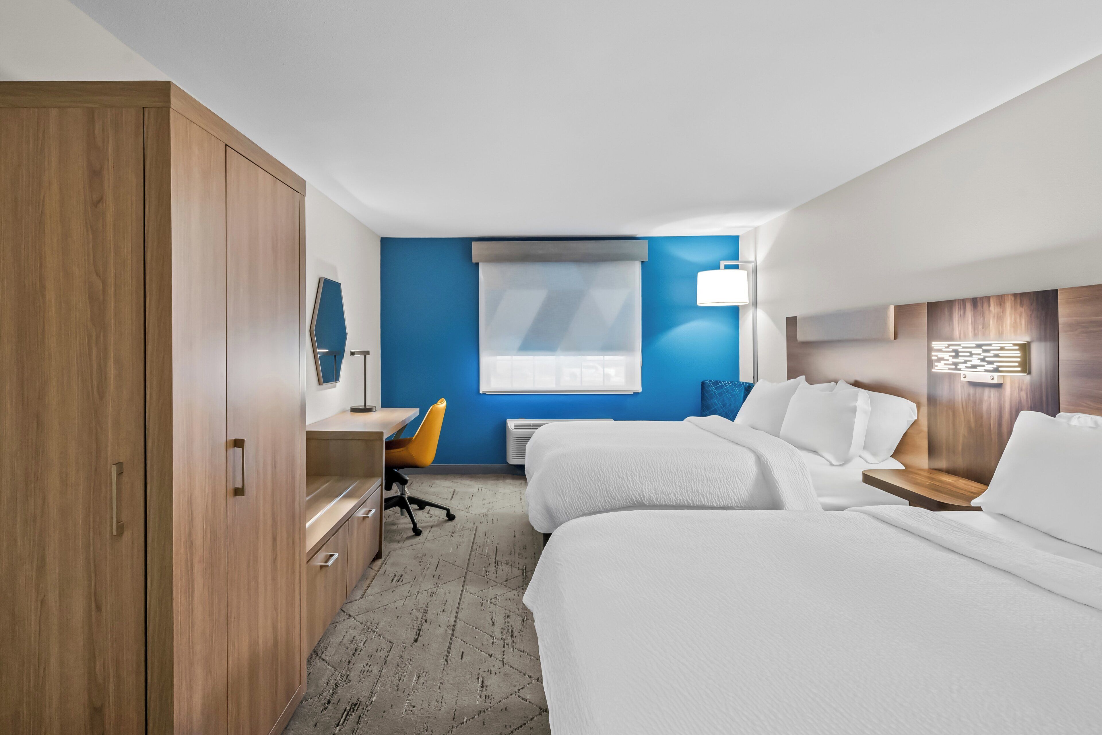 Zimmersafe, Schreibtisch, Bügeleisen/Bügelbrett, kostenlose Babybetten