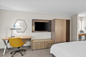 In-room safe, desk, iron/ironing board, free cots/infant beds - Holiday Inn Express Monticello by IHG (Monticello)