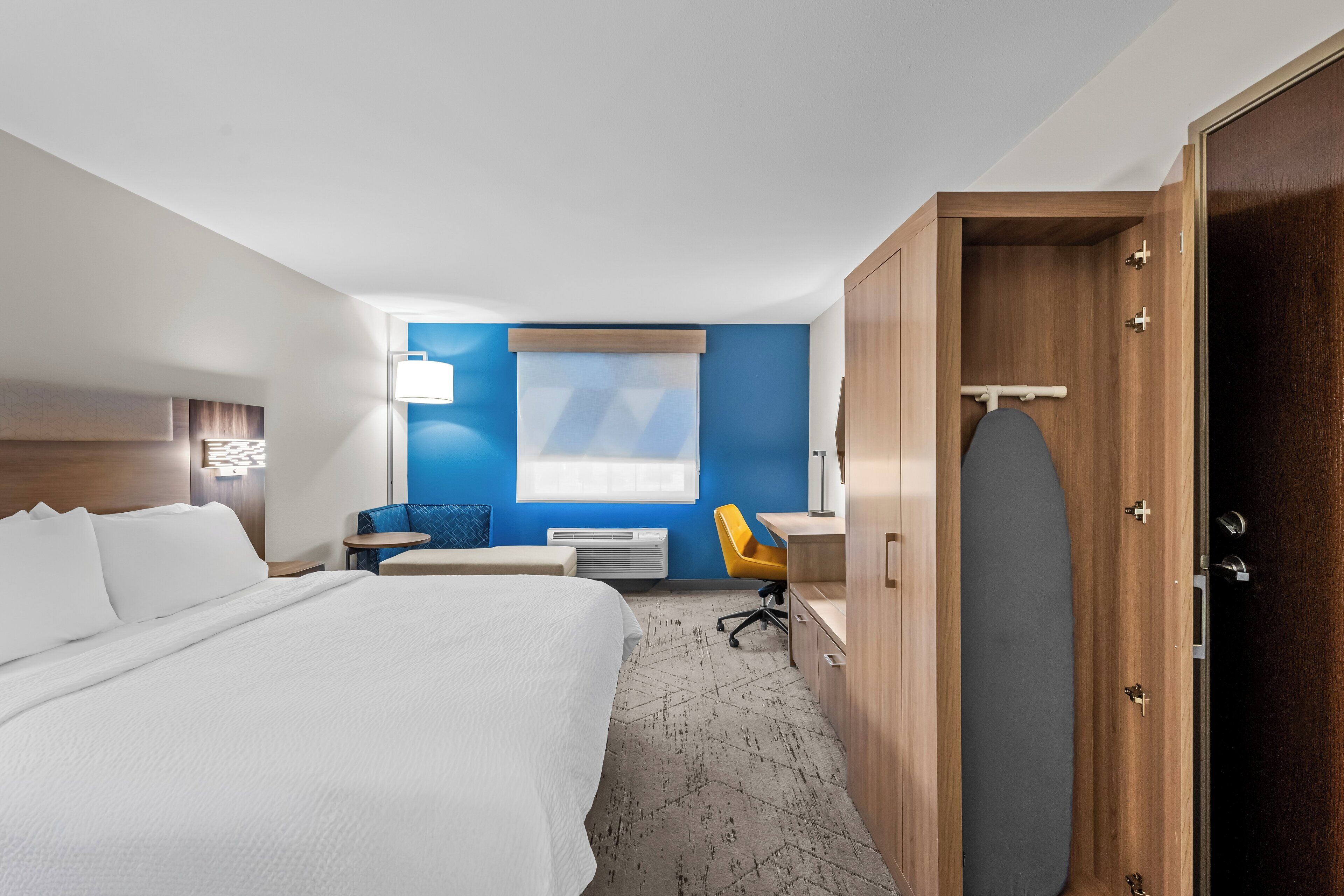 Safe på rommet, skrivebord, strykejern/-brett og barnesenger (inkludert)