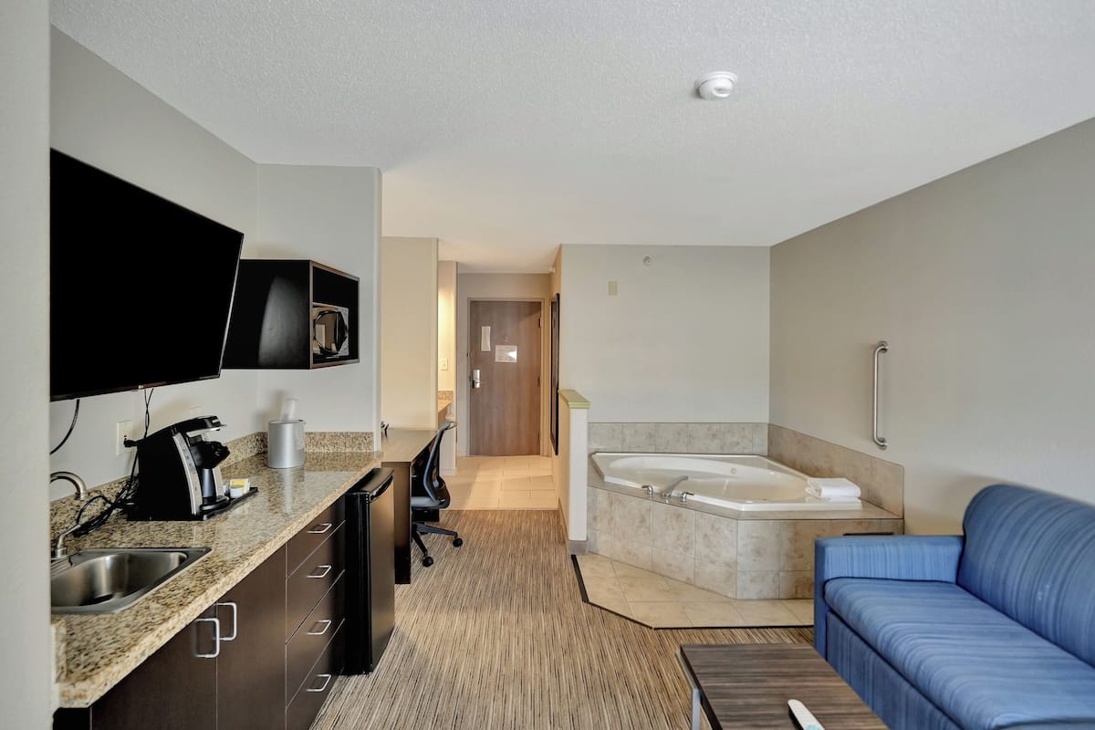 suite, 1 king bed, jetted tub | 1 bedroom, in-room safe, desk, iron/ironing board