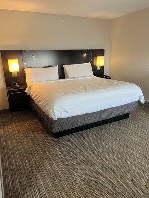 Safe på rommet, skrivebord, strykejern/-brett og barnesenger (inkludert)