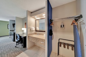 Suite, 1 très grand lit, baignoire à jets | Commodité de la chambre