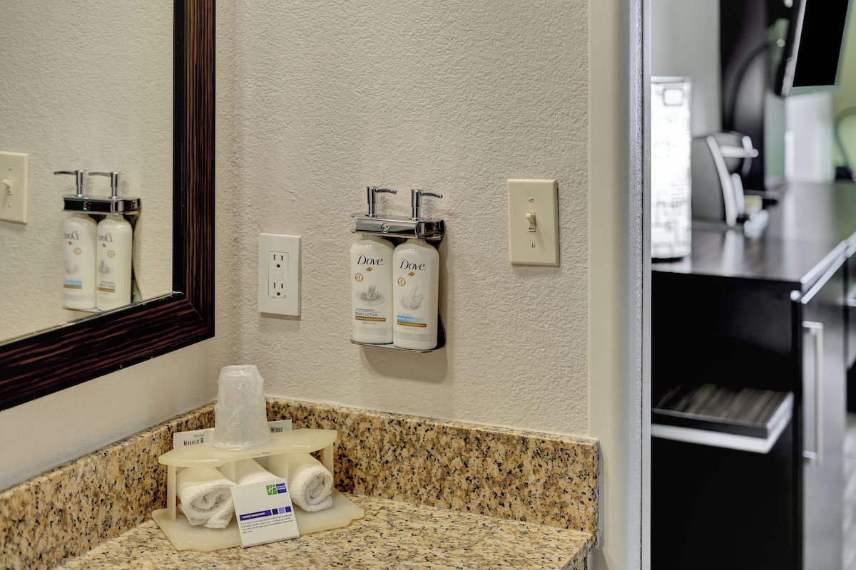 Standard Room, 1 King Bed | Room amenity