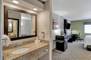 Standard Room, 1 King Bed | Room amenity