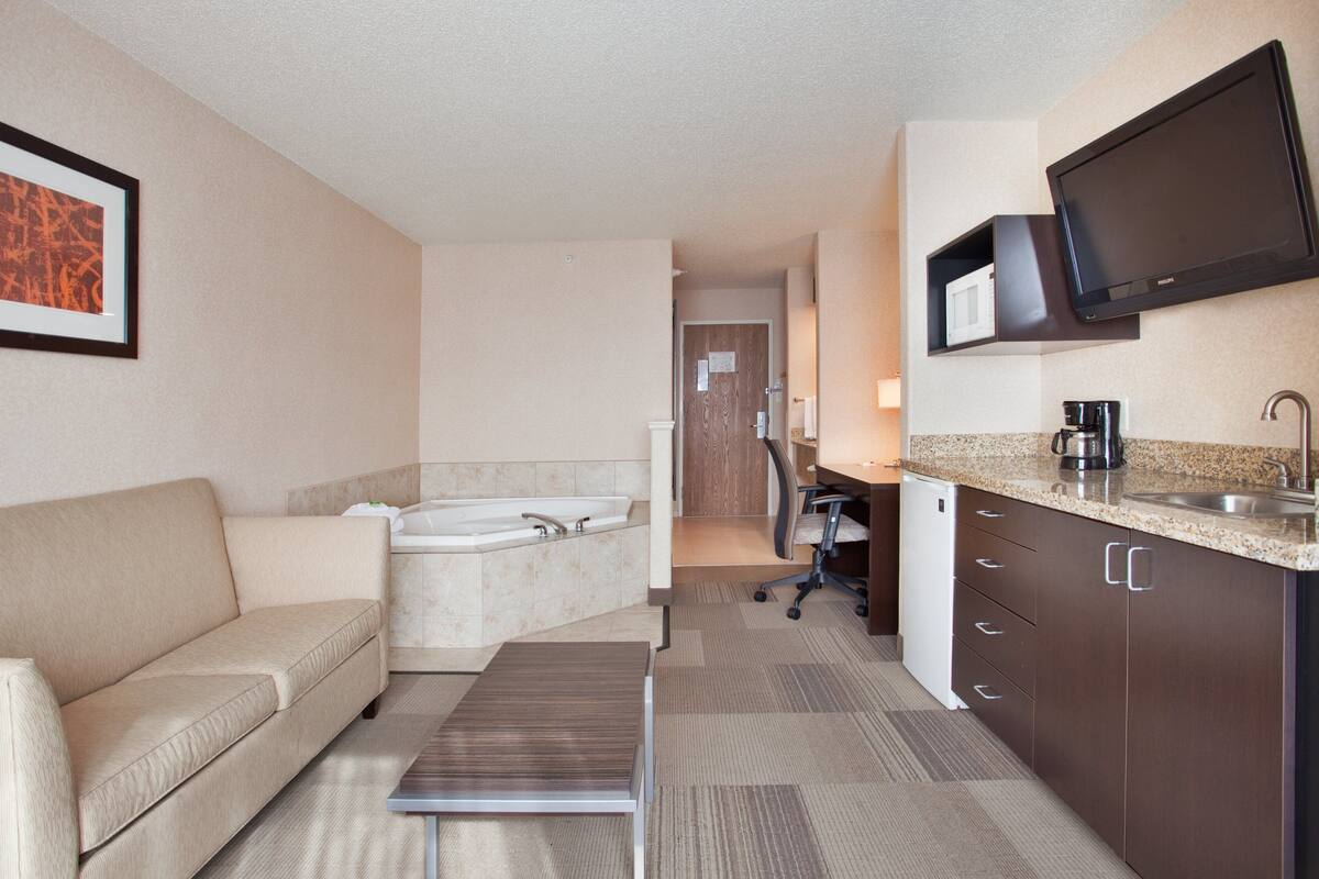 1 bedroom, in-room safe, desk, iron/ironing board