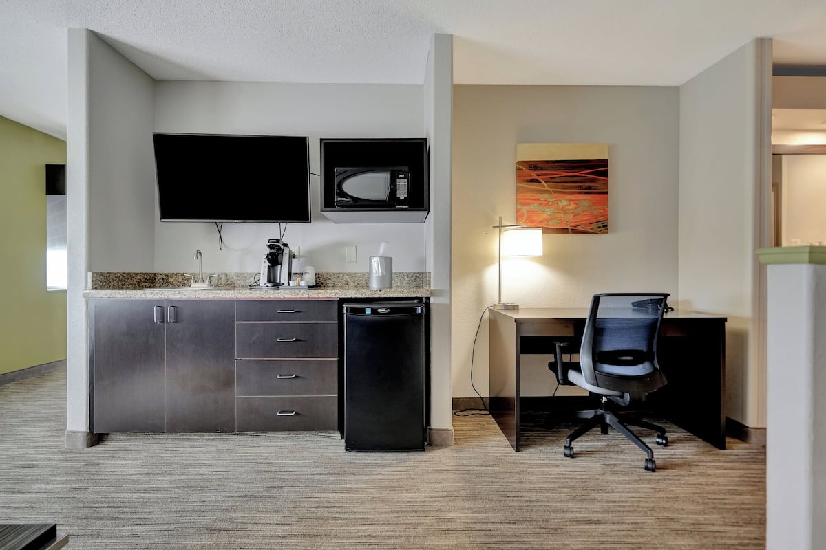 suite, 1 king bed, jetted tub | room amenity