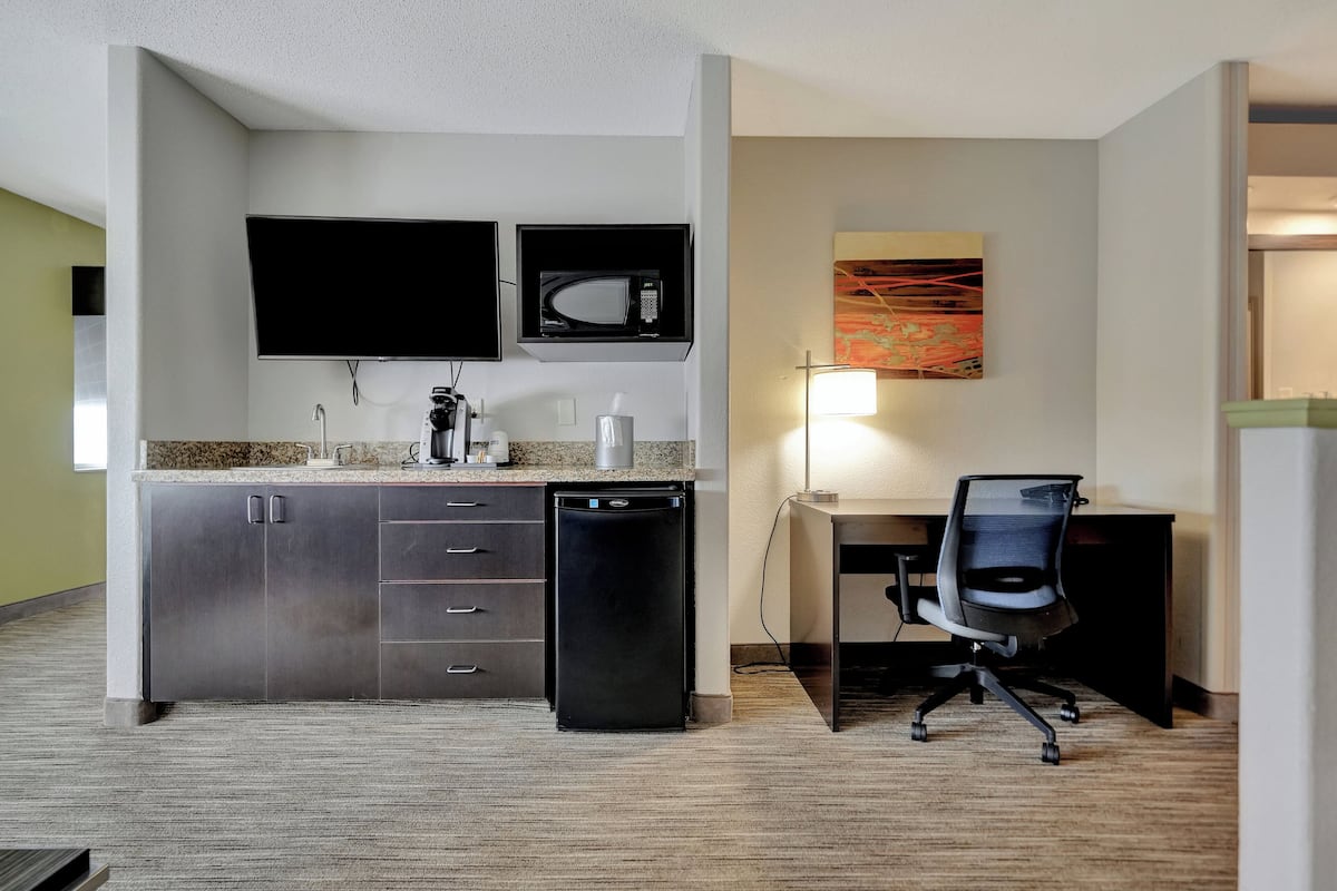 Suite, 1 King Bed, Jetted Tub | Room amenity