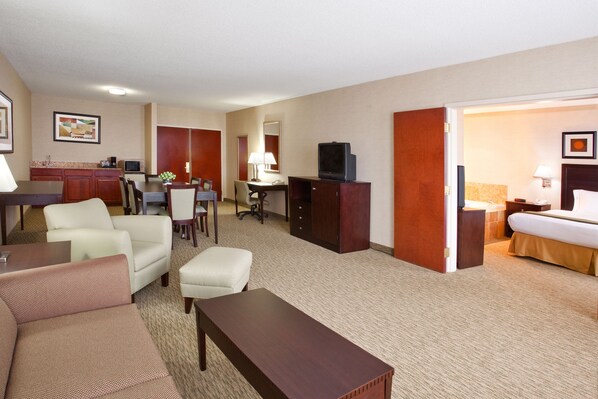 A hotel room with a living area, a dining area, a kitchenette, and a bedroom. - Holiday Inn Express Hotel & Suites Cleveland-Streetsboro by IHG (Streetsboro)