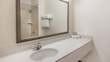Duschwanne, kostenlose Toilettenartikel, Haartrockner, Handtücher