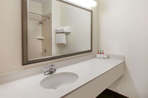 Combined shower/bathtub, free toiletries, hair dryer, towels - Baymont by Wyndham Chelsea (Chelsea)