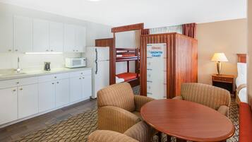 Studio Suite, Non Smoking (1 Queen & 2 Bunk Beds) | Desk, iron/ironing board, free cots/infant beds, rollaway beds