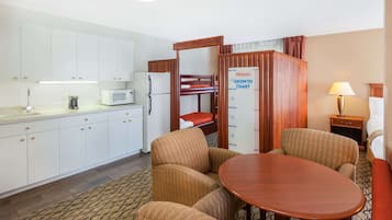 開放式套房, 非吸煙房 (1 Queen & 2 Bunk Beds) | 書桌、熨斗/熨衣板、免費搖籃/嬰兒床、折疊床/加床