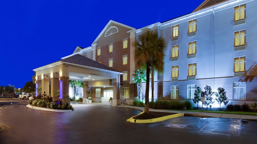 Holiday Inn Express & Suites Charleston - Northwoods by IHG