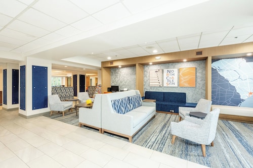 Holiday Inn Express & Suites Charleston - Northwoods by IHG