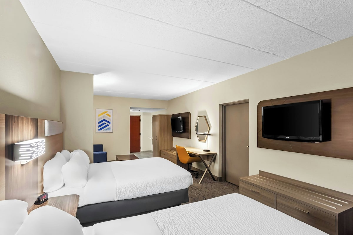 Standardzimmer, 2 Einzelbetten, barrierefrei (Mobility, Access Tub) | Schreibtisch, laptopgeeigneter Arbeitsplatz, Bügeleisen/Bügelbrett