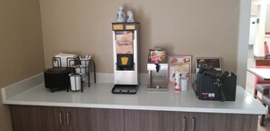 Free daily buffet breakfast  - Comfort Inn & Suites Fultondale Gardendale I-65 (Fultondale)