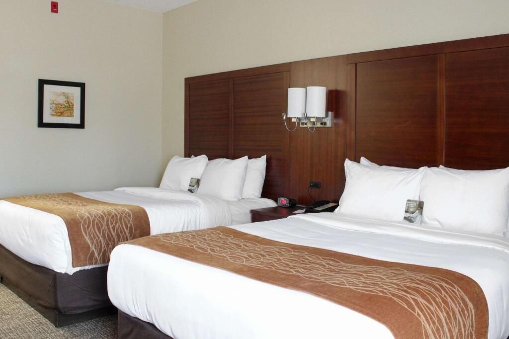 Ropa de cama de alta calidad, camas con pillow-top y escritorio 
