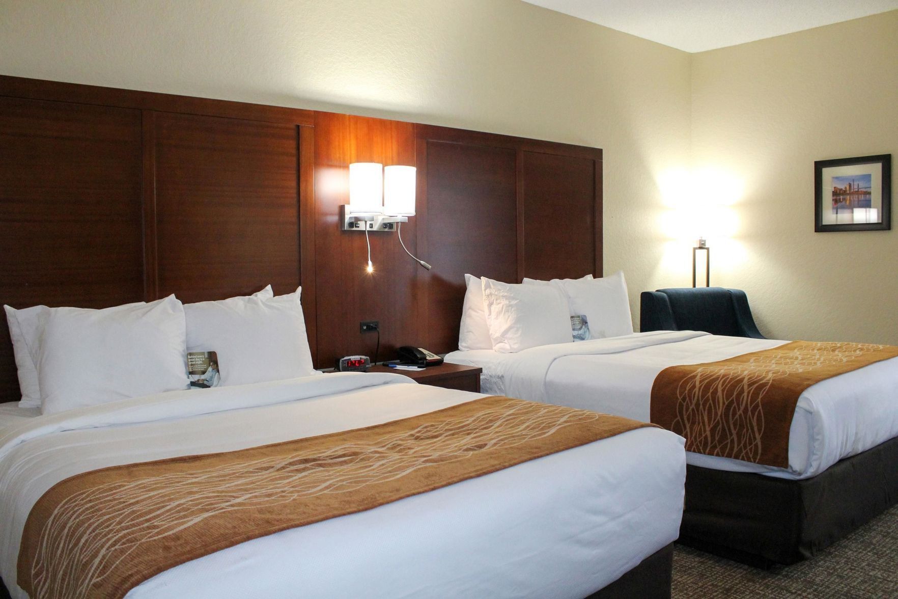 Ropa de cama de alta calidad, camas con pillow-top y escritorio 