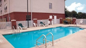 En säsongsöppen utomhuspool