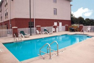 Una piscina al aire libre de temporada