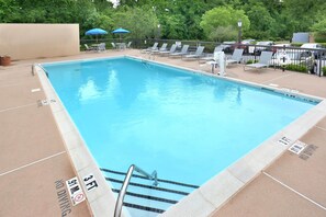 Piscine extérieure en saison, parasols, chaises longues