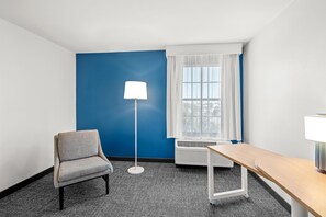 In-room safe, desk, blackout curtains, iron/ironing board - Spark by Hilton North Little Rock (North Little Rock)