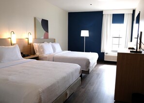 Habitación, 2 camas de matrimonio | Caja fuerte, escritorio, cortinas opacas y tabla de planchar con plancha