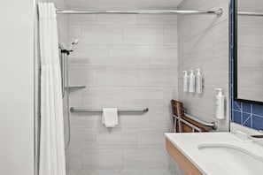 Kamar, 2 Tempat Tidur Queen, akses difabel (Mobility & Hearing, Roll-in Shower) | Shower kamar mandi