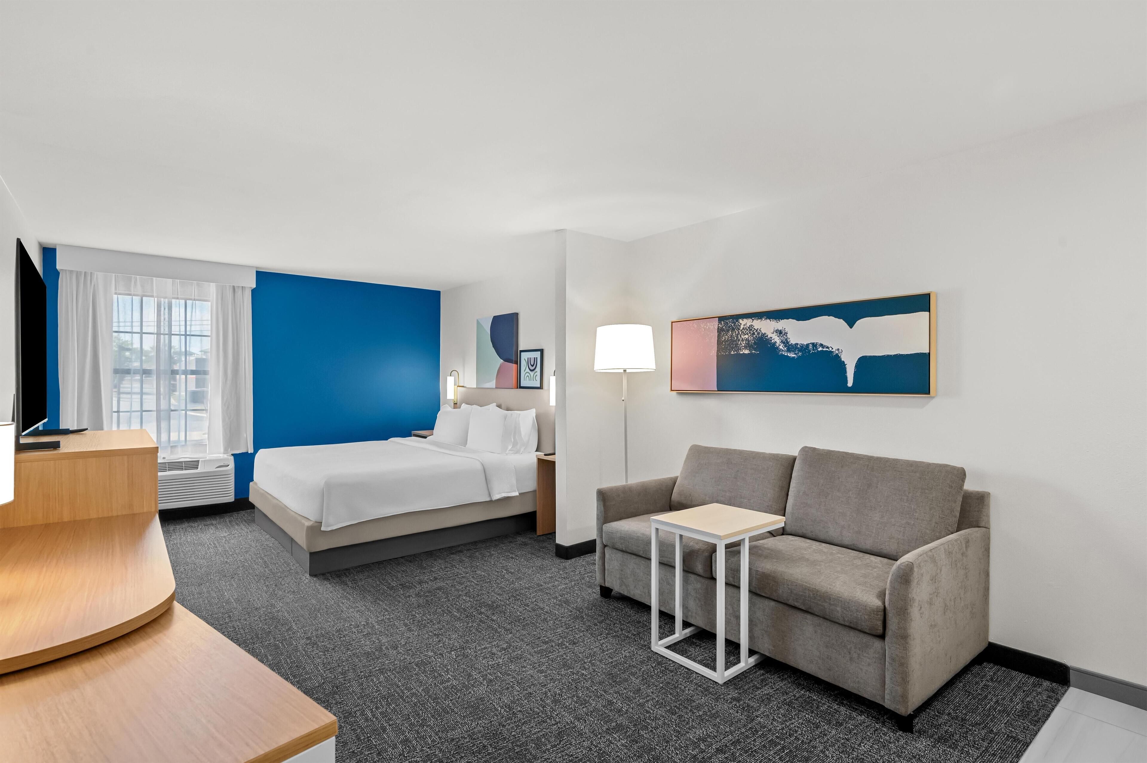 Studio, 1 King Bed | In-room safe, desk, blackout drapes, iron/ironing board