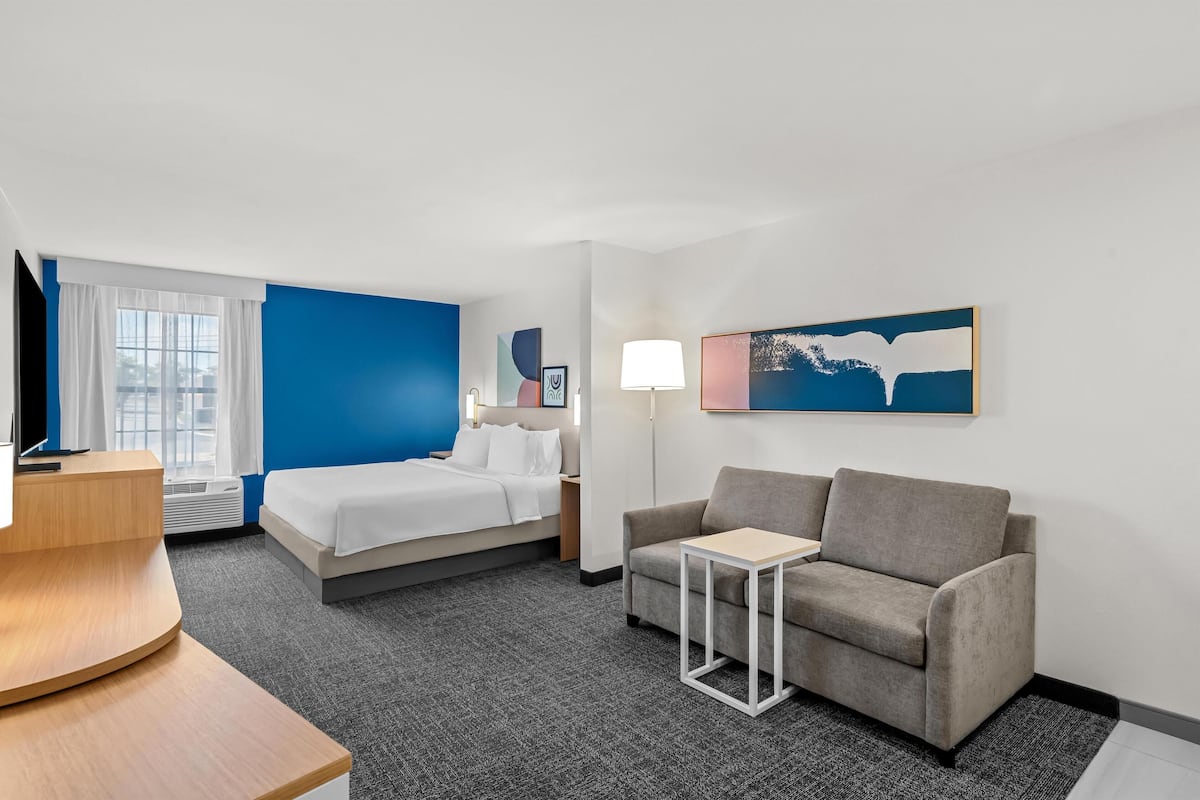Studio, 1 King Bed | In-room safe, desk, blackout curtains, iron/ironing board