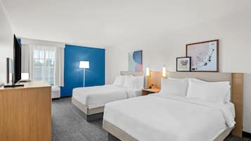 Rom, 2 queensize-senger | Safe på rommet, skrivebord, blendingsgardiner og strykejern/-brett