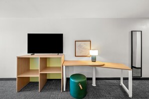 Suite, 1 cama King size, con acceso para personas discapacitadas, tina (Mobility, Hearing) | Caja de seguridad en la habitación, escritorio y cortinas blackout 