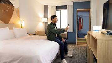 Caja de seguridad en la habitación, escritorio y cortinas blackout