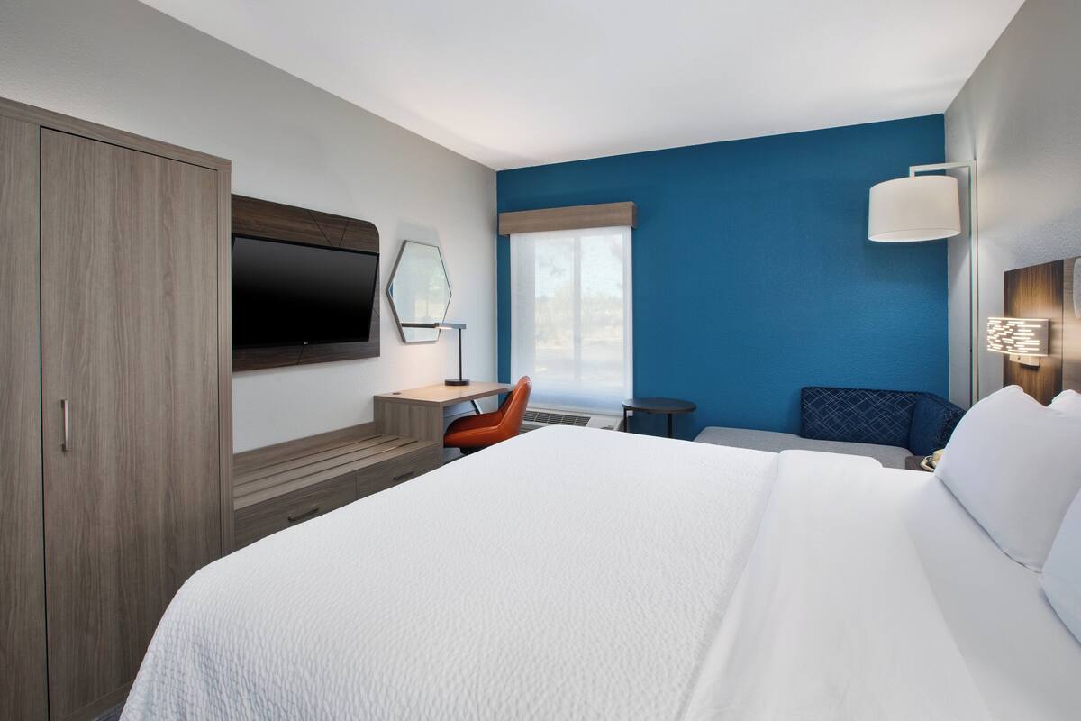 standard room, 1 king bed (leisure) | desk, iron/ironing board, cots/infant beds, rollaway beds