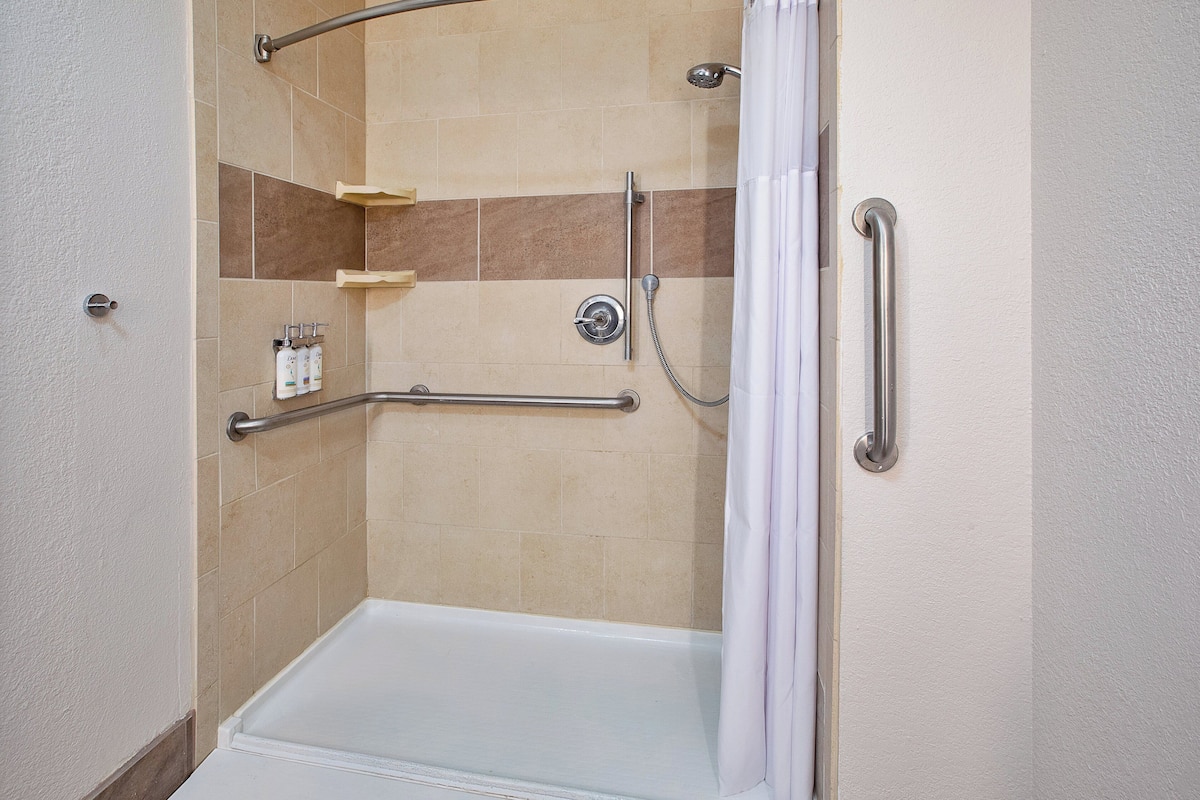 Standard Room, 1 King Bed, Mobility Accessible (Mobil Tub) | Desk, iron/ironing board, cribs/infant beds, rollaway beds
