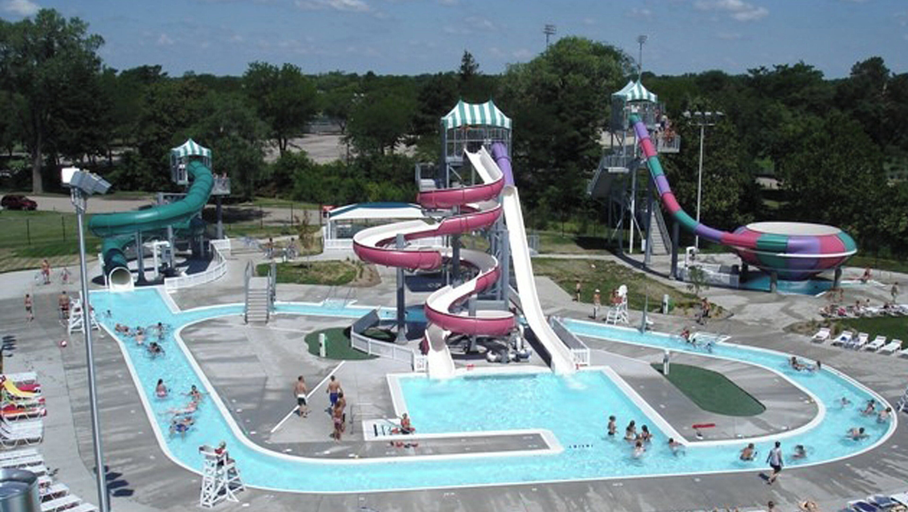 Un parc aquàtic amb diverses tobogans i piscines.