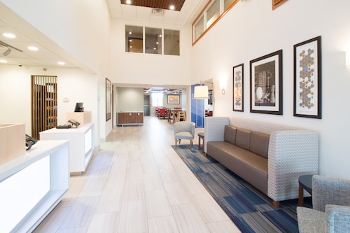 Holiday Inn Express & Suites Worthington by IHG