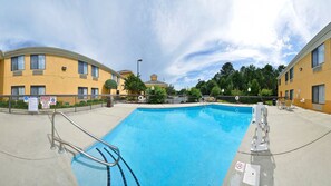 Una piscina al aire libre de temporada