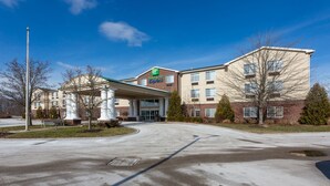 A Holiday Inn Express building with a covered entrance, a parking lot, and a clear blue sky. - Holiday Inn Express Hotel & Suites Ashtabula-Geneva by IHG (Austinburg)