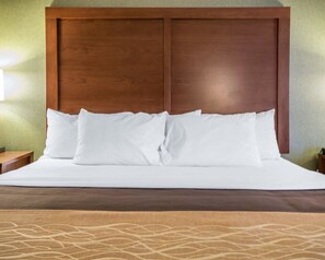 Skrivebord, strykejern/-brett, wi-fi (inkludert) og sengetøy