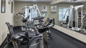 Ett gym med motionscyklar, ett löpband och styrketräningsmaskiner.
