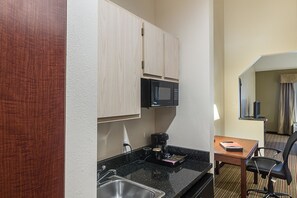 Habitación estándar, 2 camas Queen size, para no fumadores | Escritorio, tabla de planchar con plancha, cunas y wifi gratis 