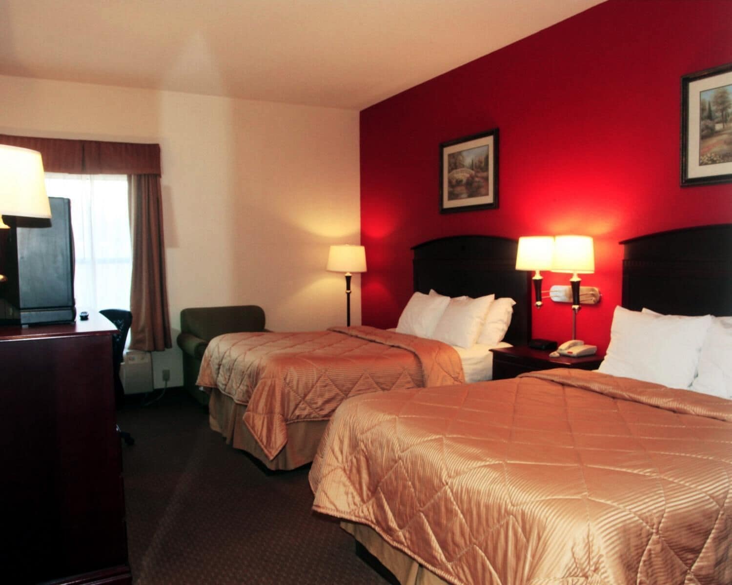 客室ごとに異なるインテリア、デスク、ノートパソコン用作業スペース、アイロン / アイロン台