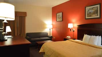 Muebles diferentes, escritorio y espacio para trabajar con laptop