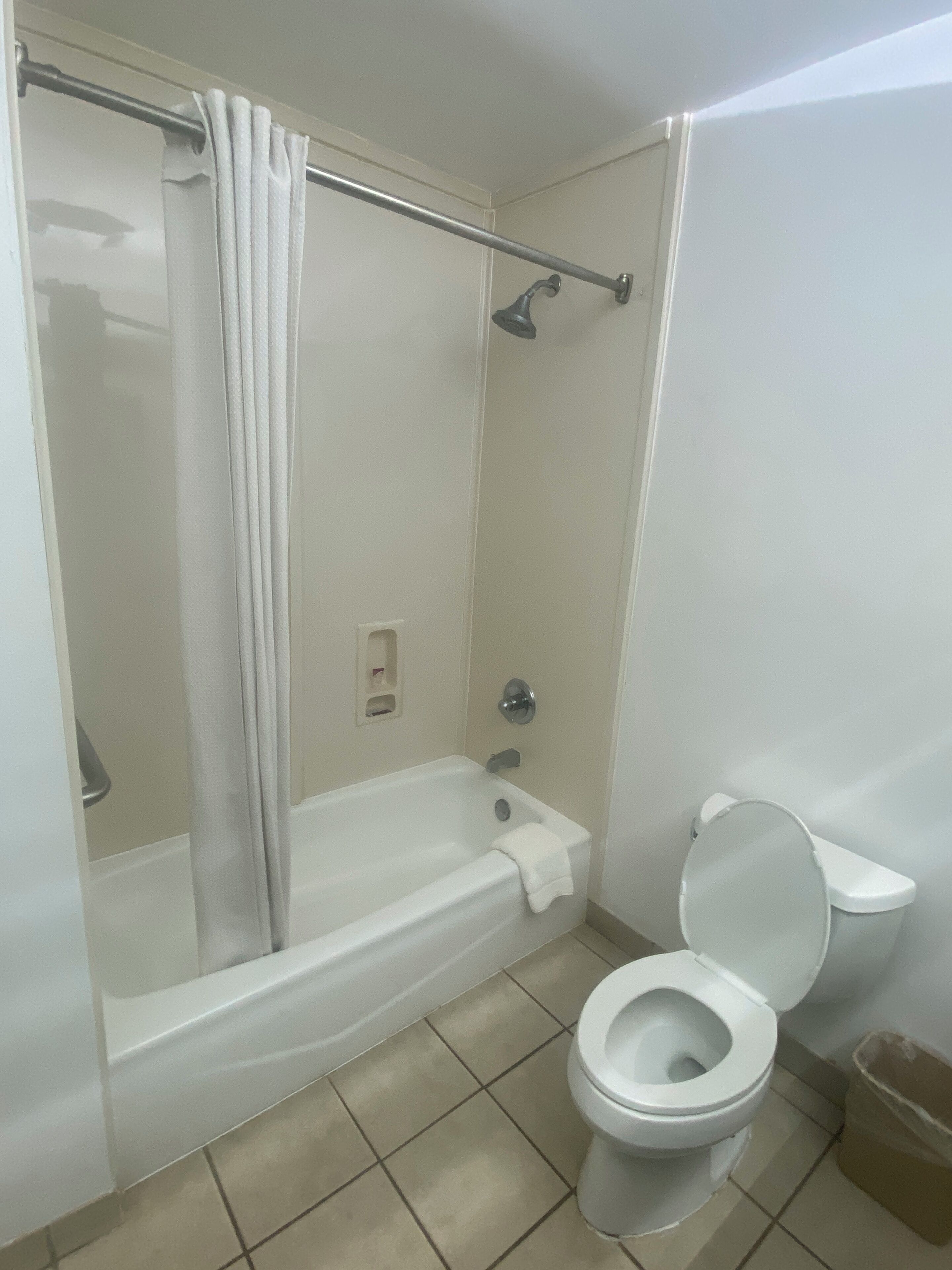 Chuveiro/banheira combinados, secador de cabelo, toalhas de banho 