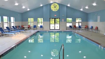 Inomhuspool och solstolar