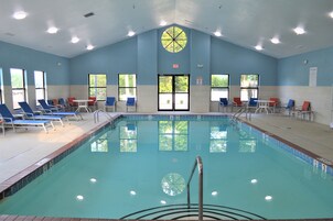 Una piscina cubierta, tumbonas