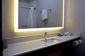 Combined shower/tub, rainfall showerhead, free toiletries, hair dryer - Holiday Inn Express & Suites Batesville by IHG (Batesville)