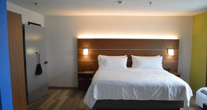 Holiday Inn Express & Suites Batesville by IHG