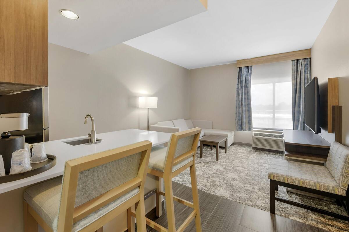 executive suite, 1 king bed, non smoking, refrigerator & microwave | pillow-top beds, desk, laptop workspace, iron/ironing board